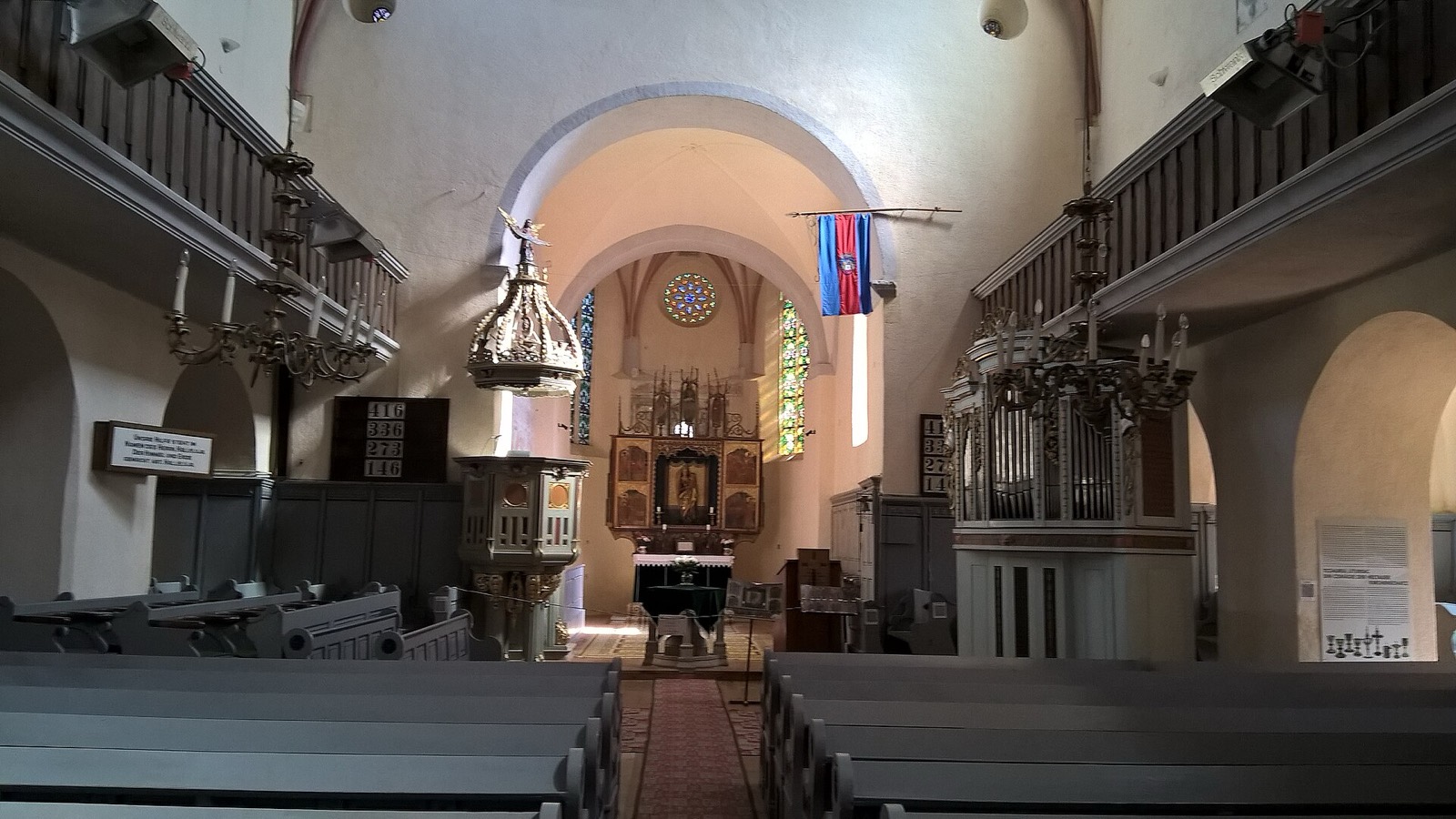 Interiorul bisericii
